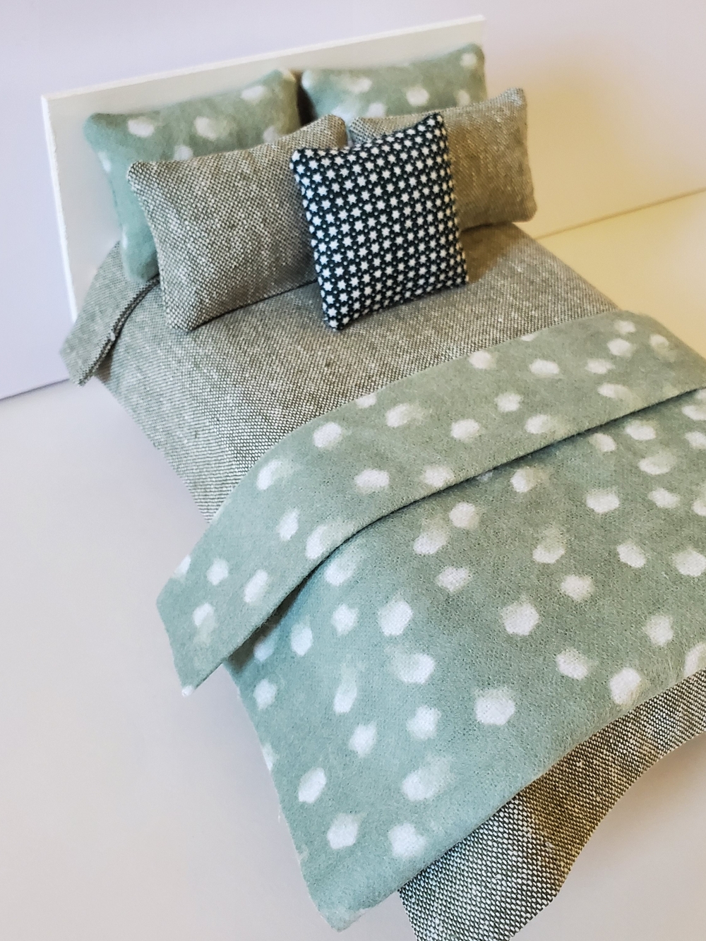 Miniature Dollhouse 1:12 Green Polka Dot Doll Bedding Set